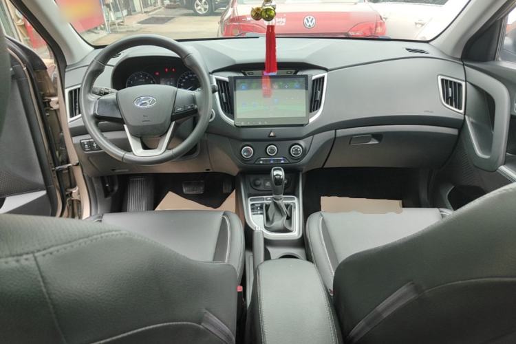 Used Hyundai ix25 2015 1.6L Automatic Two-Wheel Drive Smart GLS Trim Center Console