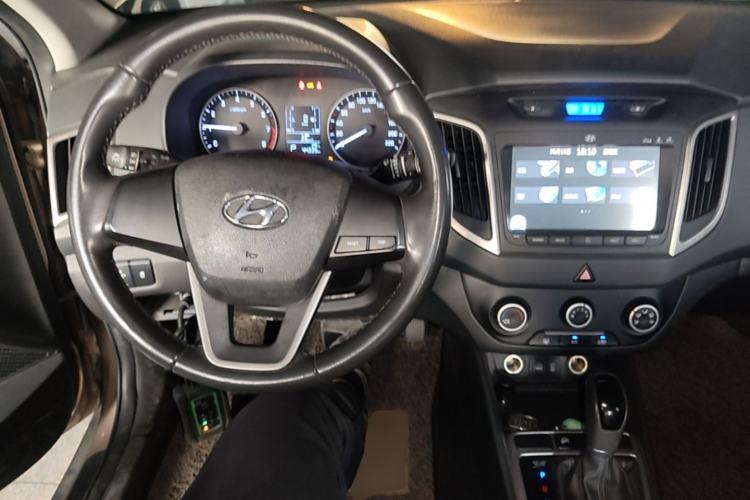 Used Hyundai ix25 2015 1.6L Automatic Two-Wheel Drive Smart GLS Trim Center Console