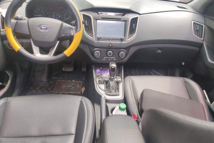 Used Hyundai ix25 2015 1.6L Automatic Two-Wheel Drive Smart GLS Trim Center Console
