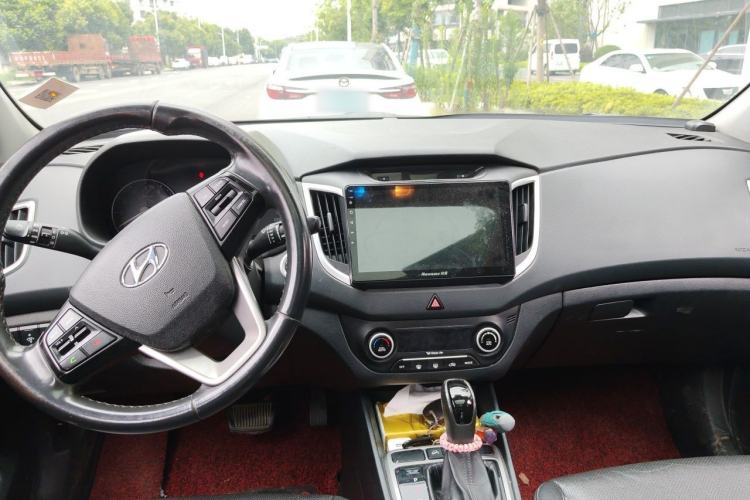Used Hyundai ix25 2015 1.6L Automatic Two-Wheel-Drive Deluxe DLX Model Center Console