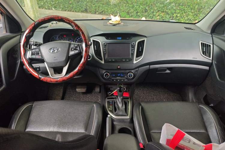 Used Hyundai ix25 2015 2.0L Automatic Two-Wheel Drive Intelligent GLS Center Console