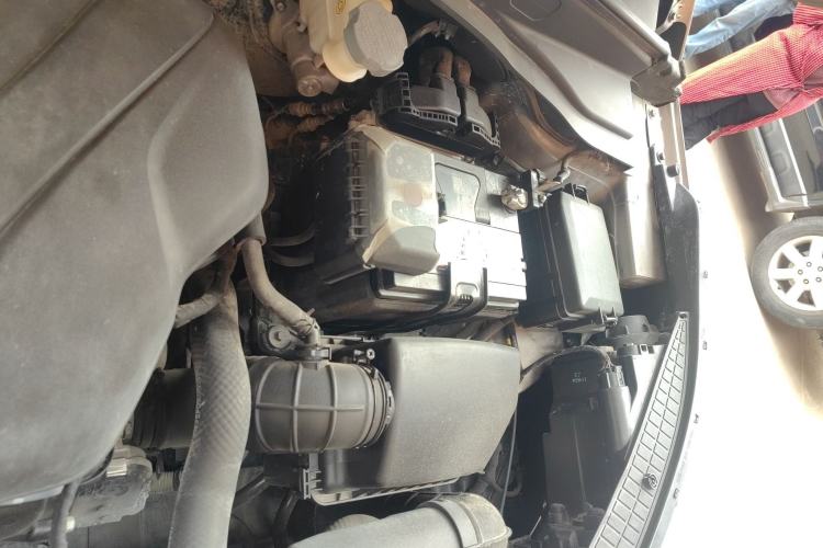 Used Hyundai ix25 2015 1.6L Automatic Two-Wheel Drive Smart GLS Trim Engine Bay Left