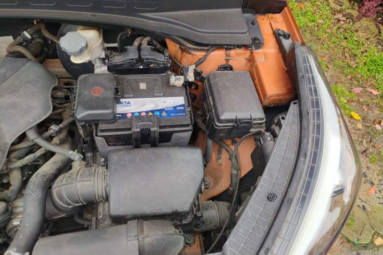 Used Hyundai ix25 2015 1.6L Automatic Two-Wheel-Drive Deluxe DLX Model Engine Bay Left