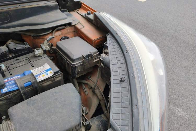Used Hyundai ix25 2015 1.6L Automatic Two-Wheel-Drive Deluxe DLX Model Engine Bay Left