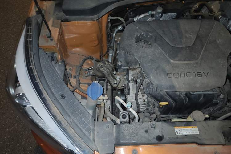 Used Hyundai ix25 2015 1.6L Automatic Two-Wheel-Drive Deluxe DLX Model Engine Bay Right
