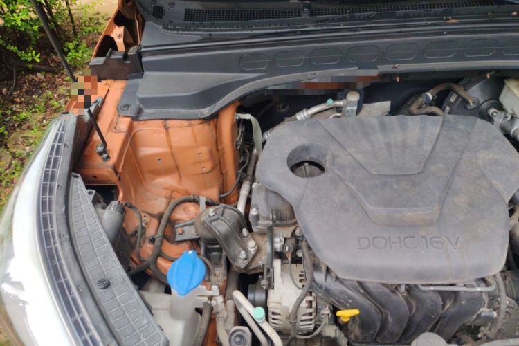 Used Hyundai ix25 2015 1.6L Automatic Two-Wheel-Drive Deluxe DLX Model Engine Bay Right