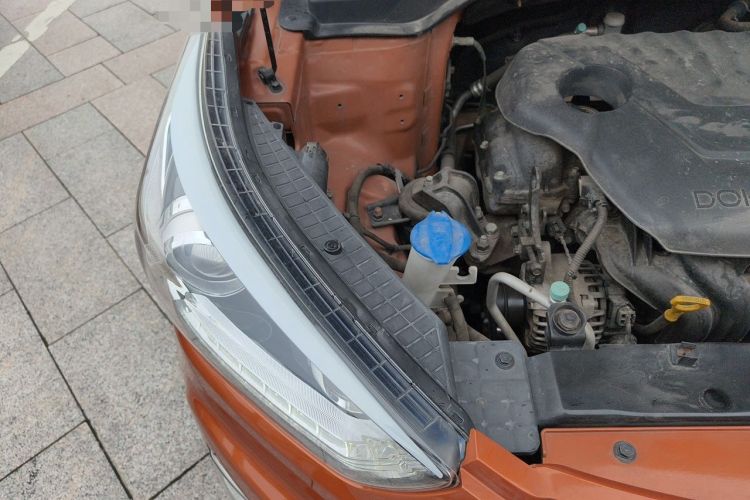 Used Hyundai ix25 2015 1.6L Automatic Two-Wheel-Drive Deluxe DLX Model Engine Bay Right