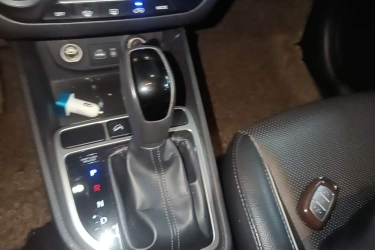 Used Hyundai ix25 2015 1.6L Automatic Two-Wheel-Drive Deluxe DLX Model Gear Lever