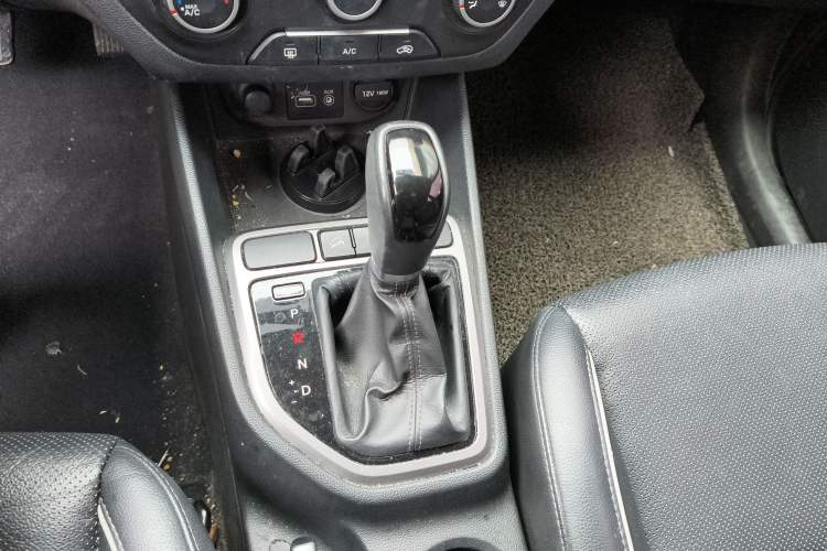 Used Hyundai ix25 2015 1.6L Automatic Two-Wheel Drive Smart GLS Trim Gear Lever