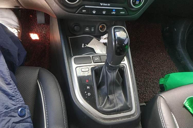 Used Hyundai ix25 2015 1.6L Automatic Two-Wheel-Drive Deluxe DLX Model Gear Lever