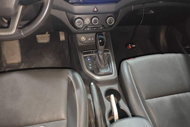 Used Hyundai ix25 2015 1.6L Automatic Two-Wheel Drive Smart GLS Trim Gear Lever