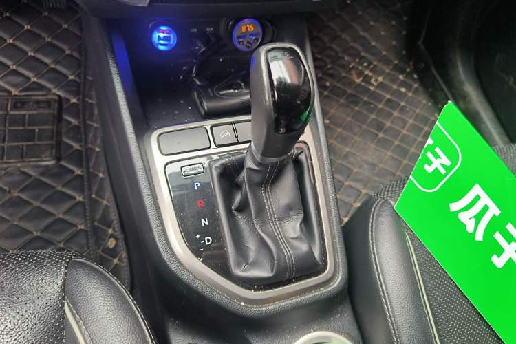 Used Hyundai ix25 2015 1.6L Automatic Two-Wheel Drive Smart GLS Trim Gear Lever