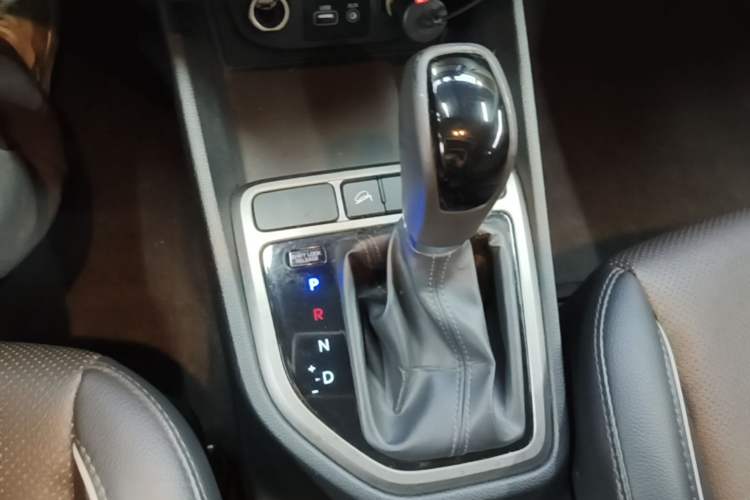 Used Hyundai ix25 2015 2.0L Automatic Two-Wheel Drive Intelligent GLS Gear Lever