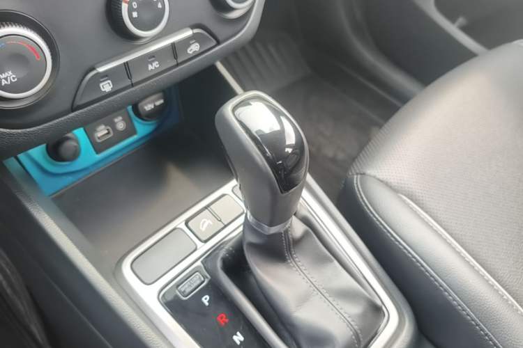 Used Hyundai ix25 2015 1.6L Automatic Two-Wheel Drive Smart GLS Trim Gear Lever