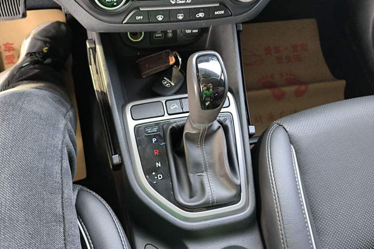 Used Hyundai ix25 2015 1.6L Automatic Two-Wheel-Drive Deluxe DLX Model Gear Lever