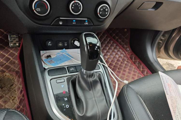 Used Hyundai ix25 2015 1.6L Automatic Two-Wheel Drive Smart GLS Trim Gear Lever