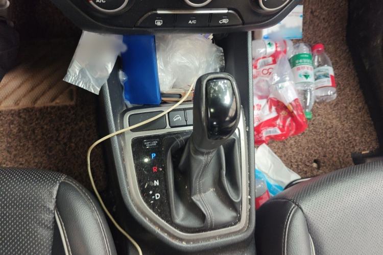 Used Hyundai ix25 2015 1.6L Automatic Two-Wheel Drive Smart GLS Trim Gear Lever