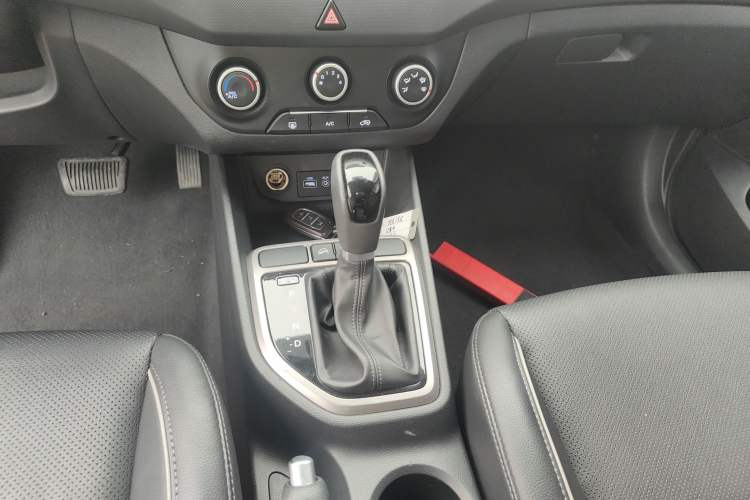 Used Hyundai ix25 2015 1.6L Automatic Two-Wheel Drive Smart GLS Trim Gear Lever