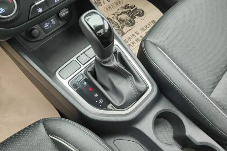 Used Hyundai ix25 2015 1.6L Automatic Two-Wheel Drive Smart GLS Trim Gear Lever