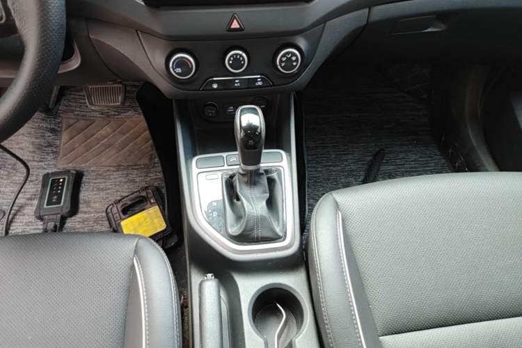 Used Hyundai ix25 2015 1.6L Automatic Two-Wheel Drive Smart GLS Trim Gear Lever