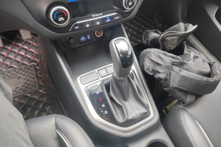 Used Hyundai ix25 2015 1.6L Automatic Two-Wheel-Drive Deluxe DLX Model Gear Lever