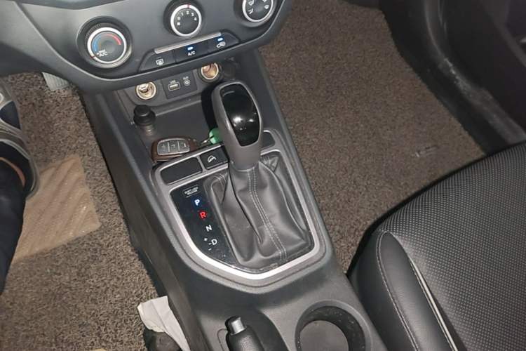 Used Hyundai ix25 2015 1.6L Automatic Two-Wheel Drive Smart GLS Trim Gear Lever