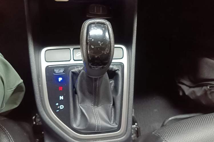 Used Hyundai ix25 2015 1.6L Automatic Two-Wheel Drive Smart GLS Trim Gear Lever