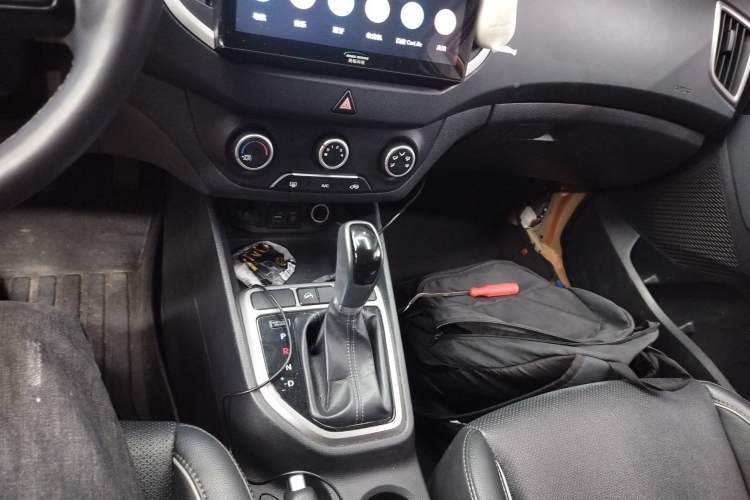 Used Hyundai ix25 2015 1.6L Automatic Two-Wheel Drive Smart GLS Trim Gear Lever