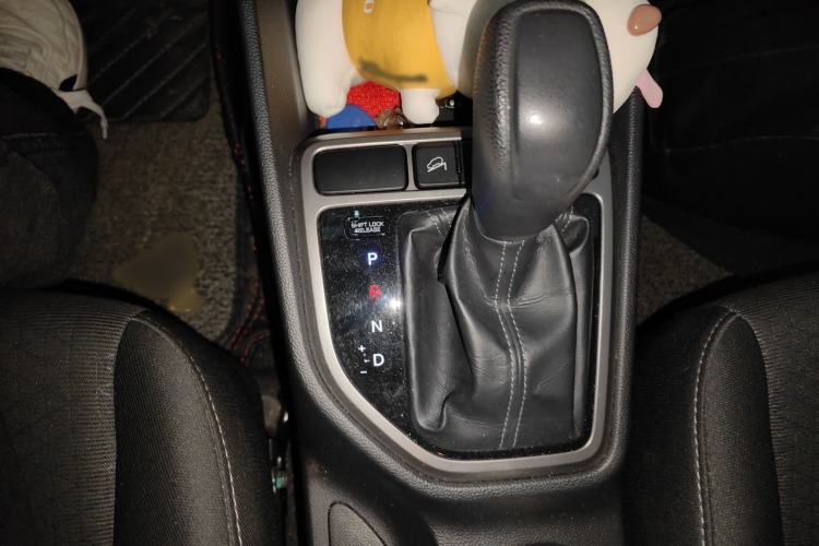 Used Hyundai ix25 2015 1.6L Automatic Two-Wheel Drive Fashionable GS Model Gear Lever