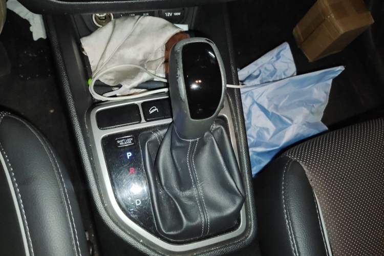 Used Hyundai ix25 2015 1.6L Automatic Two-Wheel Drive Smart GLS Trim Gear Lever