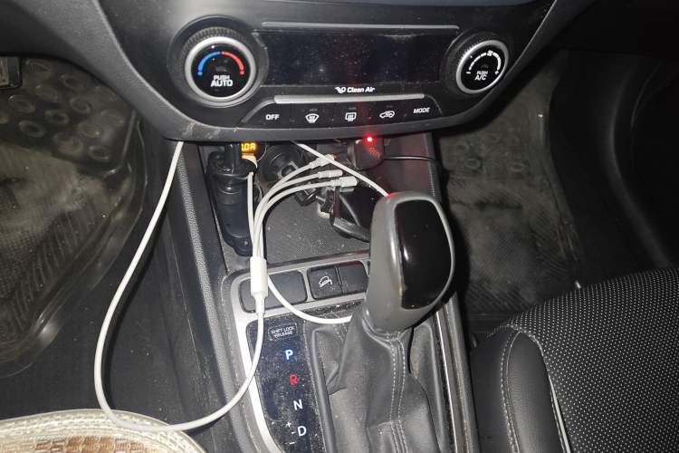 Used Hyundai ix25 2015 1.6L Automatic Two-Wheel-Drive Deluxe DLX Model Gear Lever