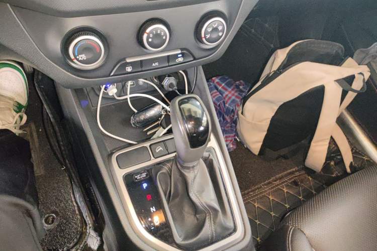 Used Hyundai ix25 2015 1.6L Automatic Two-Wheel Drive Smart GLS Trim Gear Lever