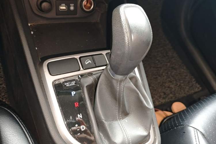 Used Hyundai ix25 2015 1.6L Automatic Two-Wheel Drive Fashionable GS Model Gear Lever