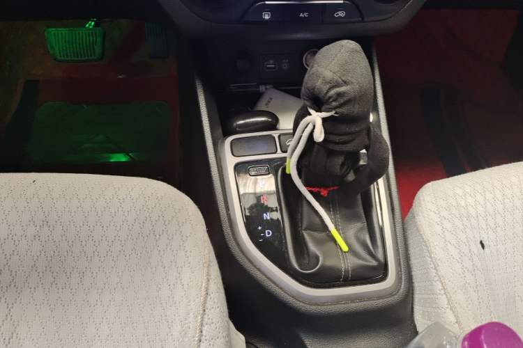 Used Hyundai ix25 2015 1.6L Automatic Two-Wheel Drive Smart GLS Trim Gear Lever