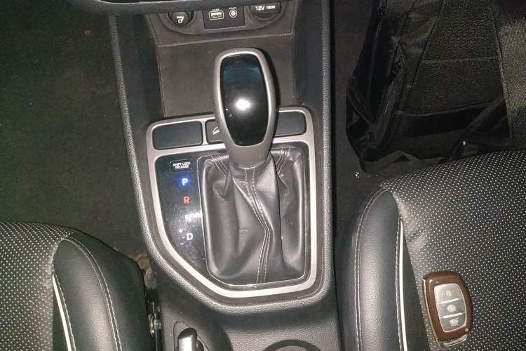 Used Hyundai ix25 2015 1.6L Automatic Two-Wheel Drive Smart GLS Trim Gear Lever