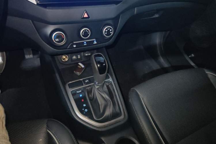 Used Hyundai ix25 2015 1.6L Automatic Two-Wheel Drive Smart GLS Trim Gear Lever