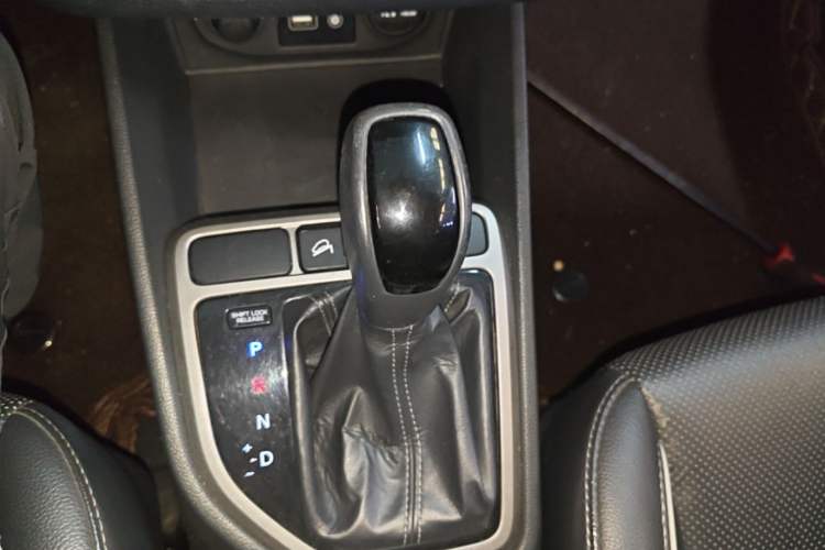 Used Hyundai ix25 2015 1.6L Automatic Two-Wheel Drive Smart GLS Trim Gear Lever