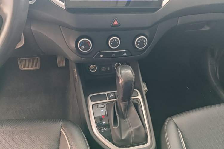 Used Hyundai ix25 2015 1.6L Automatic Two-Wheel Drive Smart GLS Trim Gear Lever