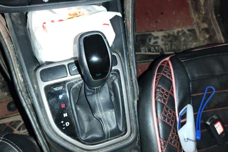 Used Hyundai ix25 2015 1.6L Automatic Two-Wheel Drive Smart GLS Trim Gear Lever