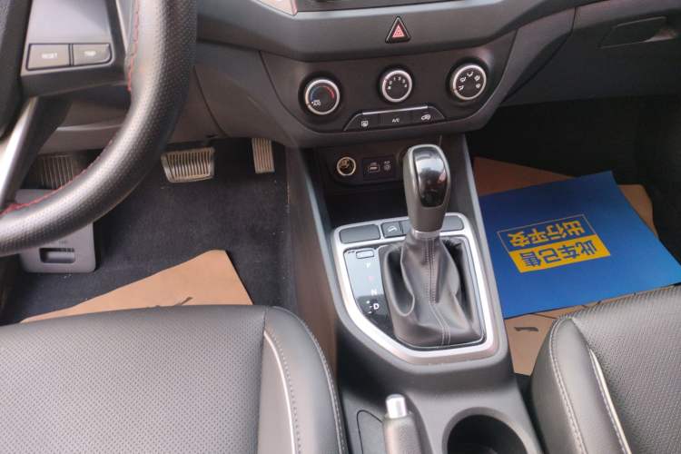 Used Hyundai ix25 2015 1.6L Automatic Two-Wheel Drive Smart GLS Trim Gear Lever