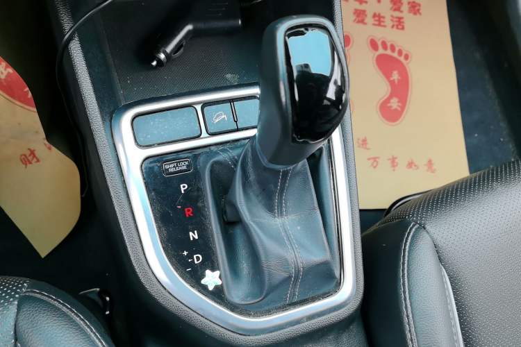 Used Hyundai ix25 2015 1.6L Automatic Two-Wheel Drive Smart GLS Trim Gear Lever