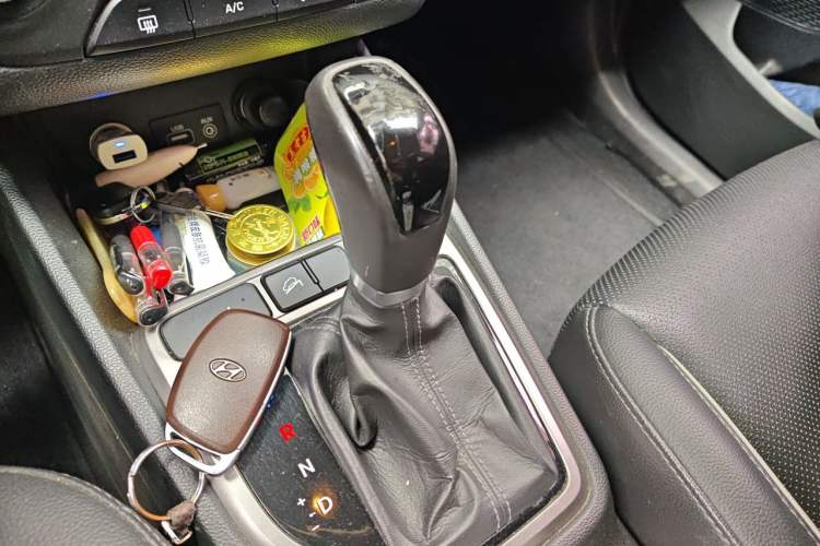 Used Hyundai ix25 2015 1.6L Automatic Two-Wheel Drive Smart GLS Trim Gear Lever
