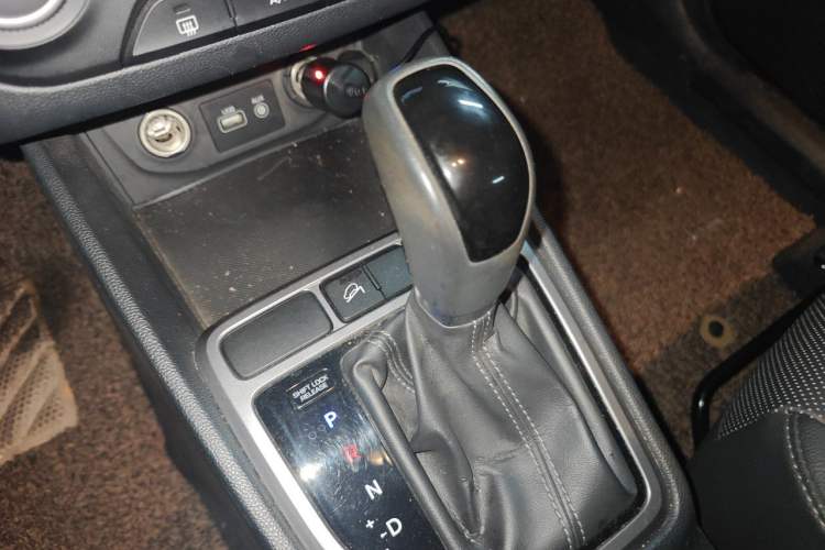 Used Hyundai ix25 2015 1.6L Automatic Two-Wheel Drive Smart GLS Trim Gear Lever