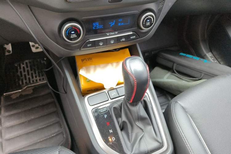 Used Hyundai ix25 2015 1.6L Automatic Two-Wheel-Drive Deluxe DLX Model Gear Lever
