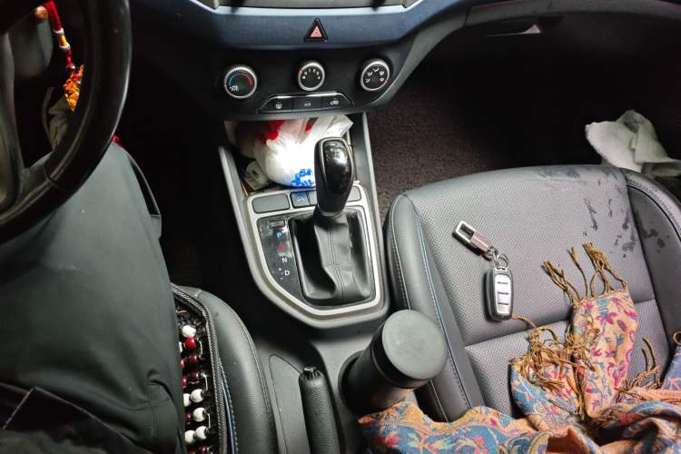 Used Hyundai ix25 2015 1.6L Automatic Two-Wheel Drive Smart GLS Trim Gear Lever