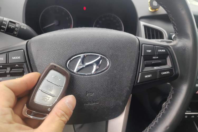 Used Hyundai ix25 2015 1.6L Automatic Two-Wheel-Drive Deluxe DLX Model Interior 1