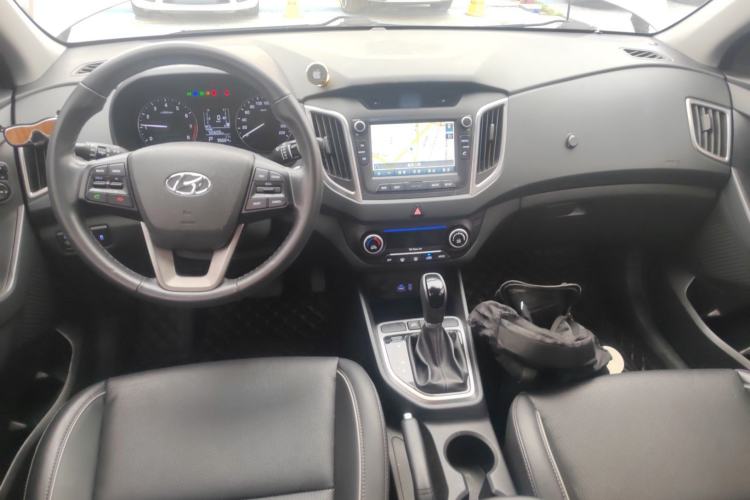 Used Hyundai ix25 2015 1.6L Automatic Two-Wheel-Drive Deluxe DLX Model Interior 2