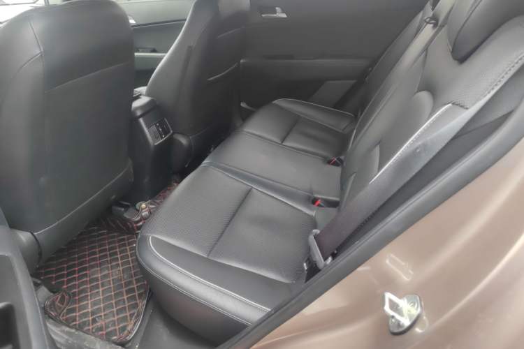 Used Hyundai ix25 2015 1.6L Automatic Two-Wheel-Drive Deluxe DLX Model Interior 4