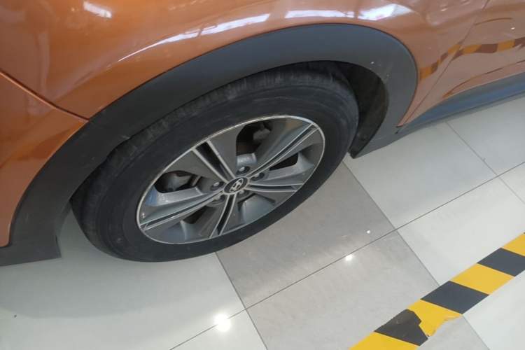 Used Hyundai ix25 2015 1.6L Automatic Two-Wheel-Drive Deluxe DLX Model Left Front Wheel Hub