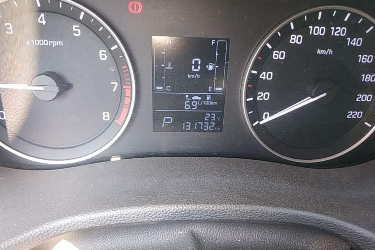 Used Hyundai ix25 2015 1.6L Automatic Two-Wheel-Drive Deluxe DLX Model Odometer Close Up